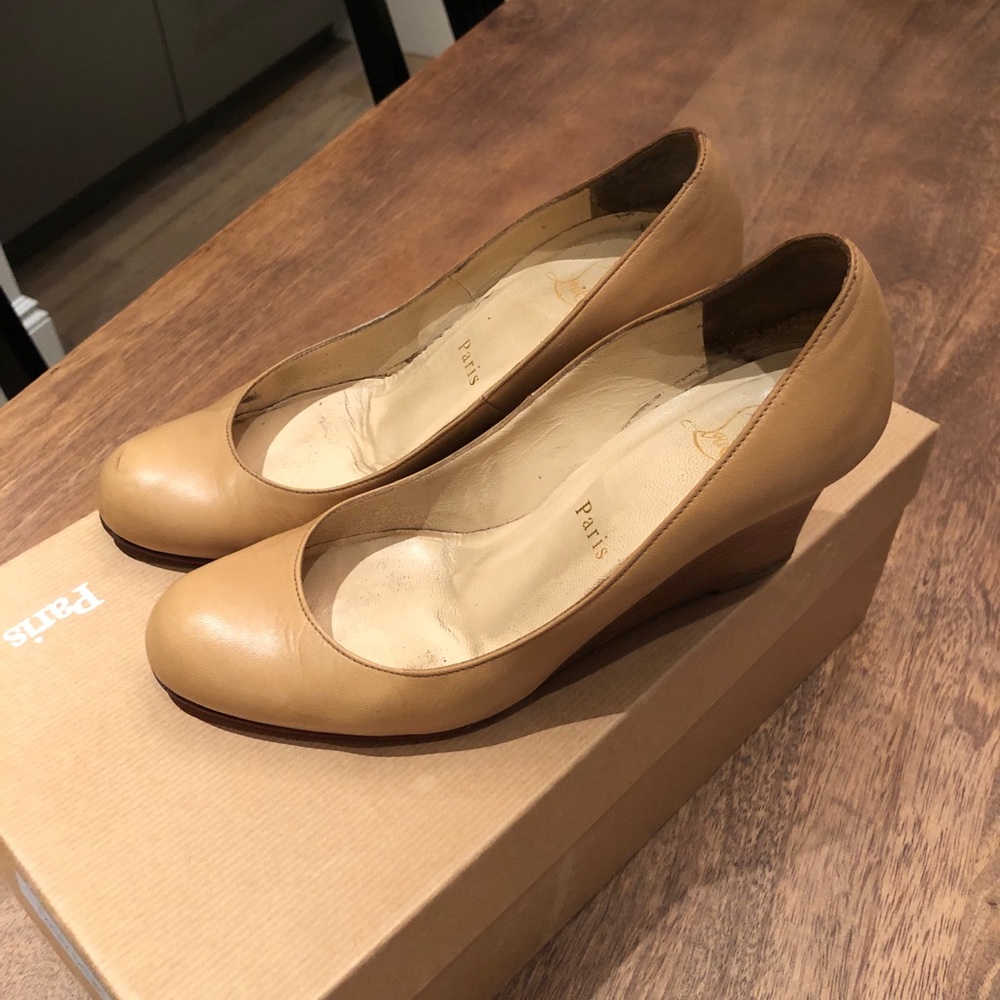 Louboutin tan wedges